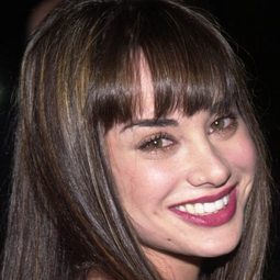 Sascha Knopf 飾演 Heather