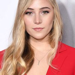 Sophia Bernard 飾演 Abby Grant