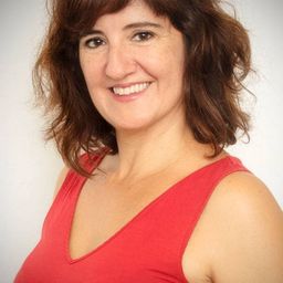 Gloria Sirvent - 心動隔扇窗：飄洋過海演員 飾演Profesora Literatura Raquel