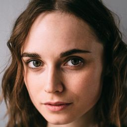 Darya Plakhtiy 飾演 Catherine