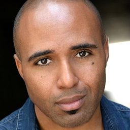 Gary Poux 飾演 John