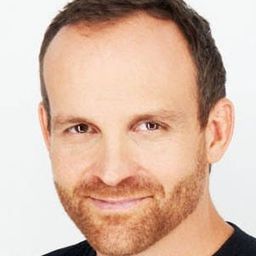 Trevor Hayes 飾演 Man