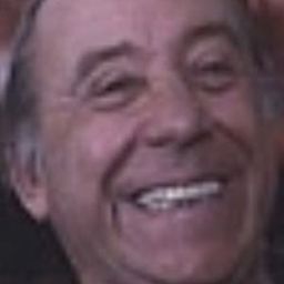 Renato Moretti 飾演 vecchio senatore