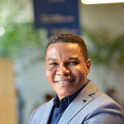 Raymond Pozo 飾演 Modestto