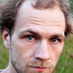 Robert Gwisdek 飾演 Motte