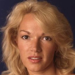 碧姬·萊爾 飾演 Mademoiselle Vicky