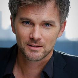 Jamie Irvine 飾演 Peter Wadsworth