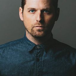 Brian W. Foster 飾演 Tall Man One (as Brian Foster)