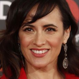 Ana Turpin 飾演 Esther