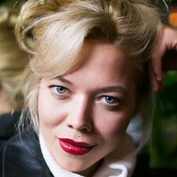 瑪莉安娜茲德克 飾演 Marta