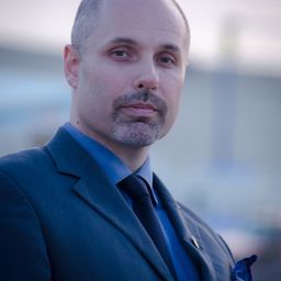 Erwin Bozzolini 飾演 Agent Tony (as Erwin Leonardo Bozzolini)