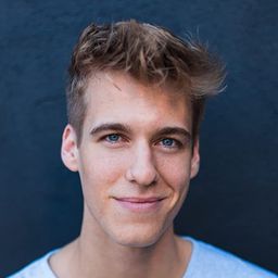 Daniel Needs 飾演 Liam Henderson