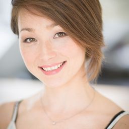 Emily Shelton 飾演 Nellie