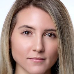 Ashlyn Alessi 飾演 