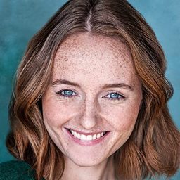 Niamh Carolan 飾演 Elizabeth Kent