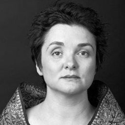 達娜·沃伊庫 - 少年詩人的心疤演員 飾演Mrs. Bella B.