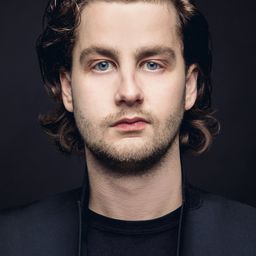 Laurent-Christophe De Ruelle 飾演 Michael's kleiner Bruder