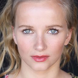 Josephine Hies 飾演 Chloe