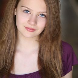 Kira McLean 飾演 Aurelie