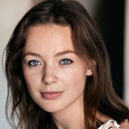 Amalia Holm Bjelke 飾演 Kathy