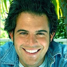 Charles Agron 飾演 Lucky