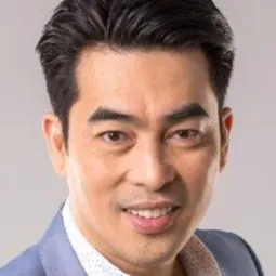 Jay Manalo 飾演 Barry
