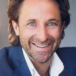 Aaron Ward 飾演 Hippie #2