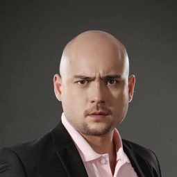 Ryan Eigenmann 飾演 