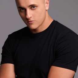 Pavel Anton 飾演 Ori