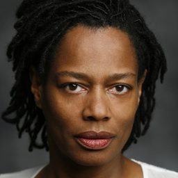 Suzette Llewellyn 飾演 Anjela McBride / African Woman