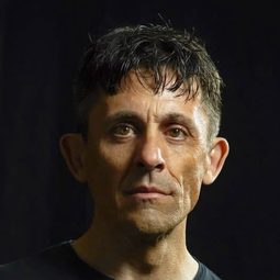 Íñigo Núñez 飾演 Suarez