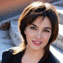 Sonia Aquino 飾演 Ragazza sexy