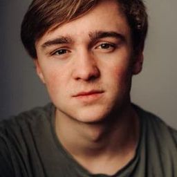 Luis Vorbach 飾演 Michi