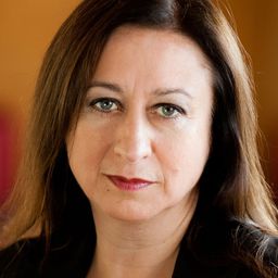 Simone Young 飾演 Self