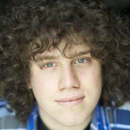 Julian Sergi - 軍火狗演員 飾演Rosen