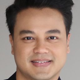 Pitisak Yaowananon 飾演 Num