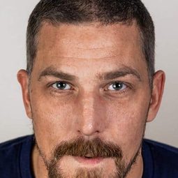 Dan Boie Kratfeldt 飾演 Johnny