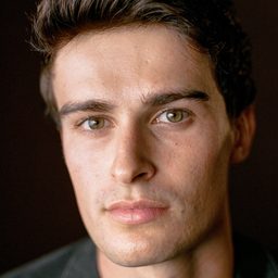 Mitchell Bourke 飾演 Parker