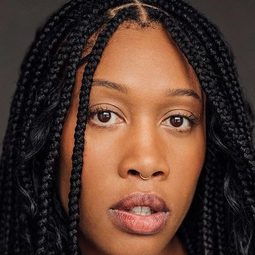 Aisha Evelyna 飾演 Aisha