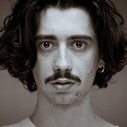 Cătălin Jugravu 飾演 Catalin