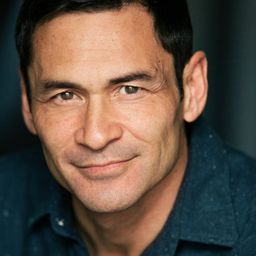 Darren Young 飾演 Len Snee