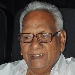 V. S. Raghavan 飾演 Seenu/Raghu and Maya's Grandfather