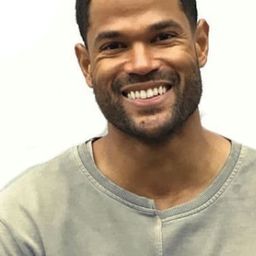 Davy Eduard King 飾演 Tom McBride