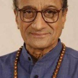 Sudhir Dalvi 飾演 Doctor