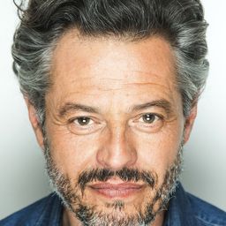 Stefano Pesce - 怪盜密令演員 飾演Prosecutor