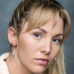 Lauren Staerck 飾演 Alex