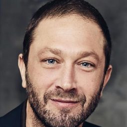 Ebon Moss-Bachrach 飾演 Self - 'Ben Grimm' / 'The Thing'