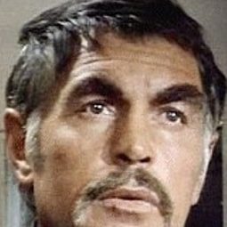 Larry Taylor 飾演 Pirate