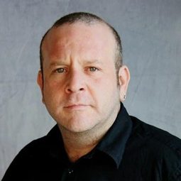 查爾斯·帕拉文蒂 - 我的印度朋友演員 飾演Léo