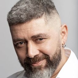 Daniel Currás 飾演 Xepas